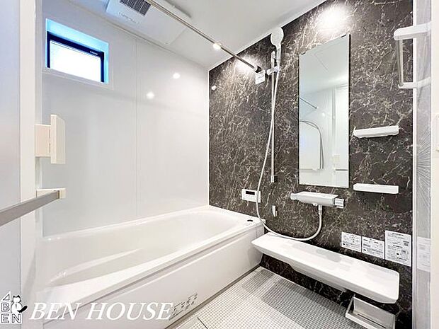 浴室・一日の疲れを癒す広々としたお風呂。脚を伸ばしてゆったりと入浴してリラックスタイムを満喫できるバスルームです。