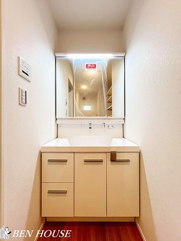 洗面台・デザイン性が高く、シンプルな洗面台です。視覚的に広がりを感じられるので、スッキリとした印象になります。生活感をあまり出したくない方にもおすすめです。