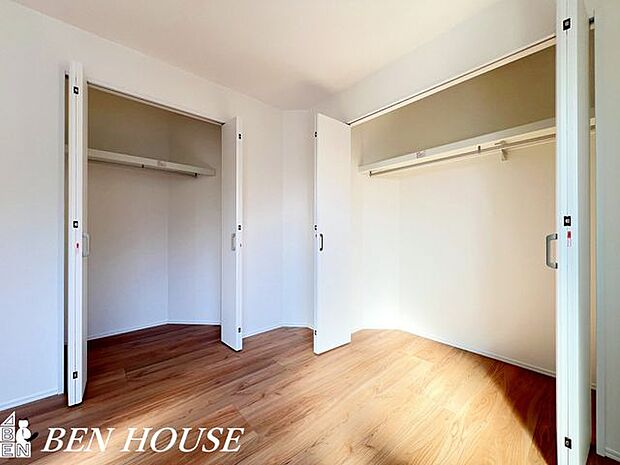 クローゼット・収納力のあるクローゼットで衣類や小物がすっきり片付き、季節ごとの入れ替えもラクにできる整理しやすい家事動線が魅力です。