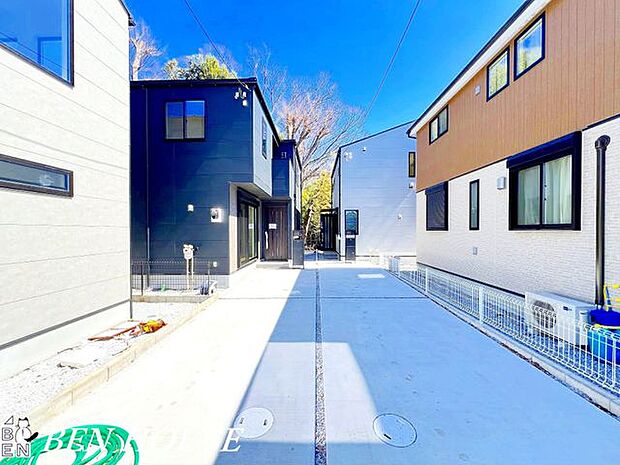 外観・シンプルなラインと上質な素材感が調和する戸建。前面道路との動線を考えた配置で、暮らしやすさを重視した機能的な外観デザインです。