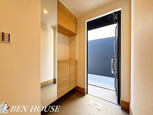 玄関・収納力のある下足入れのある玄関は、靴や外遊び用品の整理がしやすく家族の出入りが快適な設計です。