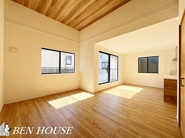 リビング・対面式キッチンはコミュニケーションも取りやすく、家事をする方にも家族を見守りやすいと好評です。