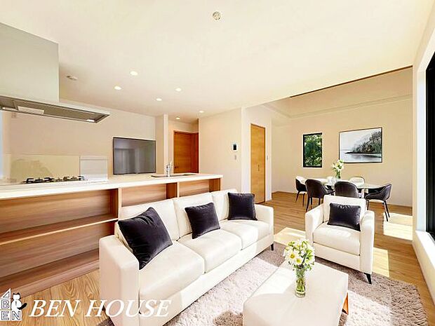 リビング・時間の流れがゆるやかに感じられる、心地いいリビングです。・本画像はCGで作成しており、実際に現地に家具は置かれておりません。また、価格に家具は含まれておりません。