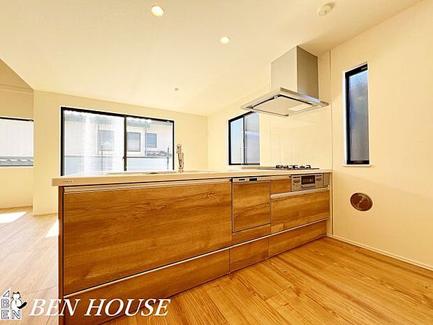 キッチン・キッチンは人気の対面式で、お料理中も室内が見渡せ、家族との会話も増えますね。また家事の時短にもなる食洗機付きです。