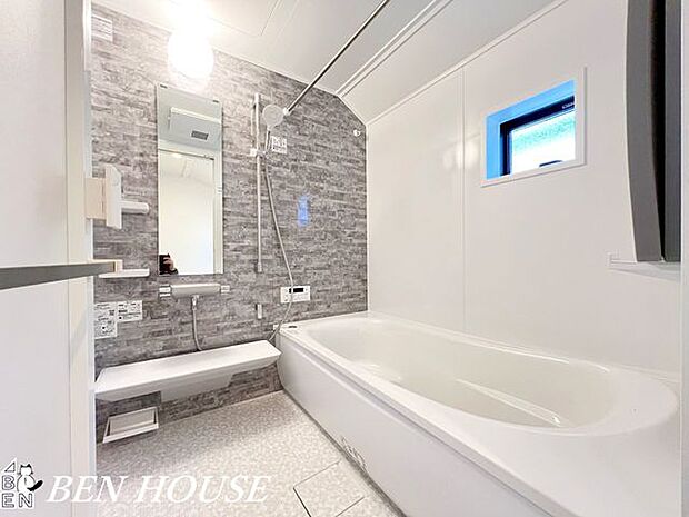 浴室・一日の疲れを癒す広々としたお風呂。脚を伸ばしてゆったりと入浴してリラックスタイムを満喫できるバスルームです。