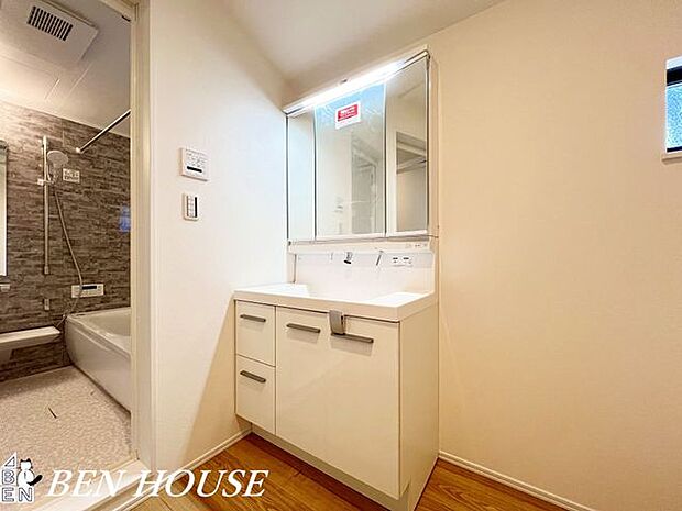 洗面台・デザイン性が高く、シンプルな洗面台です。視覚的に広がりを感じられるので、スッキリとした印象になります。生活感をあまり出したくない方にもおすすめです。