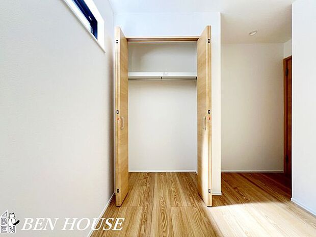 クローゼット・収納力のあるクローゼットで衣類や小物がすっきり片付き、季節ごとの入れ替えもラクにできる整理しやすい家事動線が魅力です。