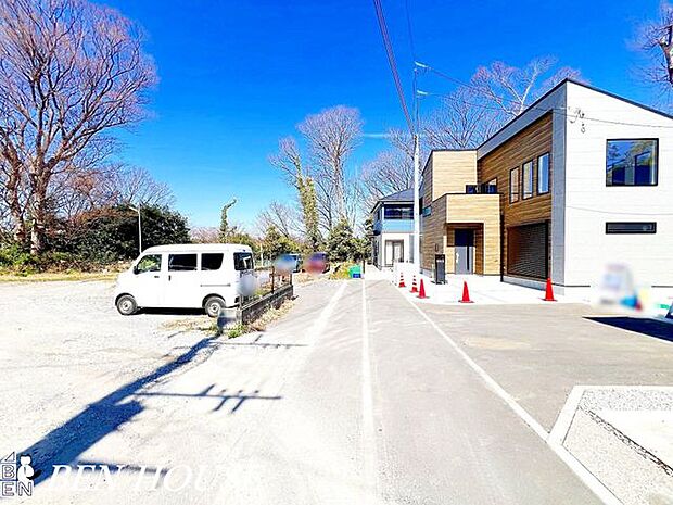 前面道路含む外観・静かな通りに面した外観は、周囲の過ごしやすい環境と馴染み、安心して暮らせる印象があります。移動のしやすさも感じられる住みよい立地です。