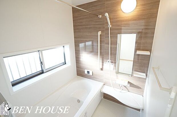 浴室（同仕様参考写真）・脚を伸ばしてくつろげる1坪サイズの浴室でバスタイムを快適に過ごすことができます。