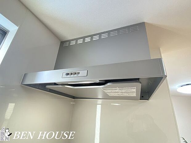 レンジフード(同仕様参考写真)・吸引力とデザインを両立したレンジフード。コンロ周りの空気を素早く整え、調理のにおいや煙を気にせず使える設備です。