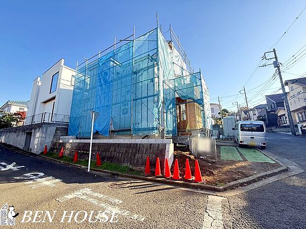 外観・周辺は公園が多く、緑に囲まれた住環境です。お子様を連れて気軽に遊びに行けるのも嬉しいポイント！