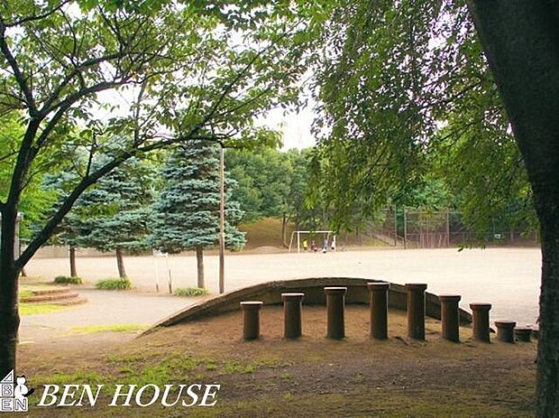 東山田公園 徒歩3分。樹々に囲まれた気持ちのよい公園です。 240m