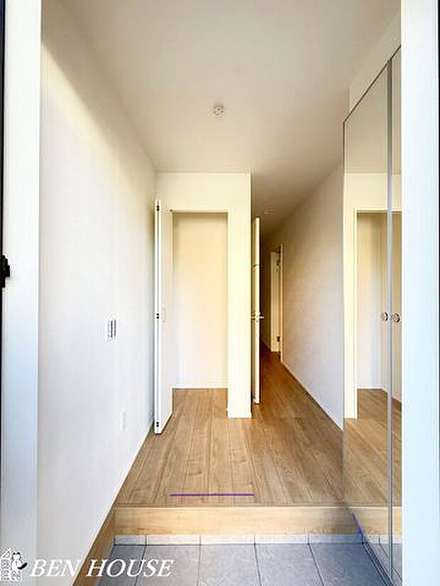 玄関・広々とした玄関スペース！朝のお見送りや帰宅時のお出迎え、家族が揃う機会が増えそうです♪