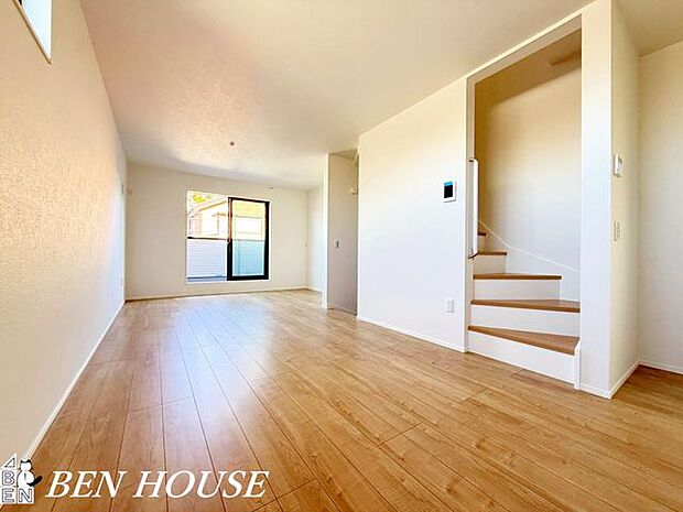 リビング・木のぬくもりを感じるナチュラルなリビング。素材感とやわらかな光が調和し、家族みんながリラックスできる穏やかな生活シーンを演出します。