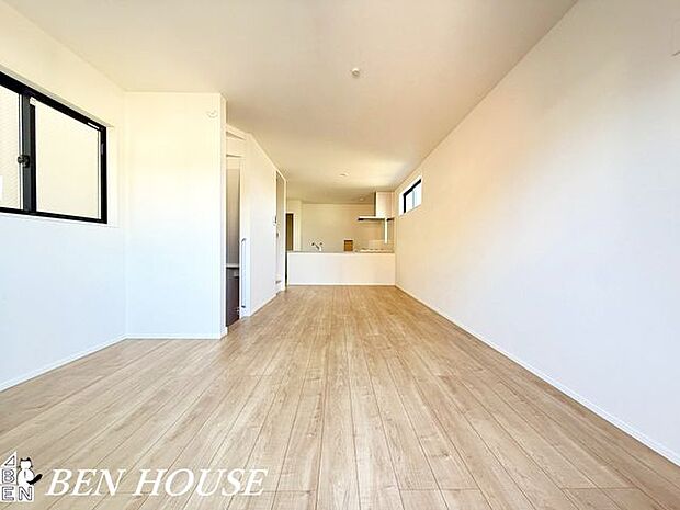 リビング・明るいフローリングと白い壁がつくる柔らかな雰囲気。家族の笑顔が映える、ナチュラルテイストのリビングです。