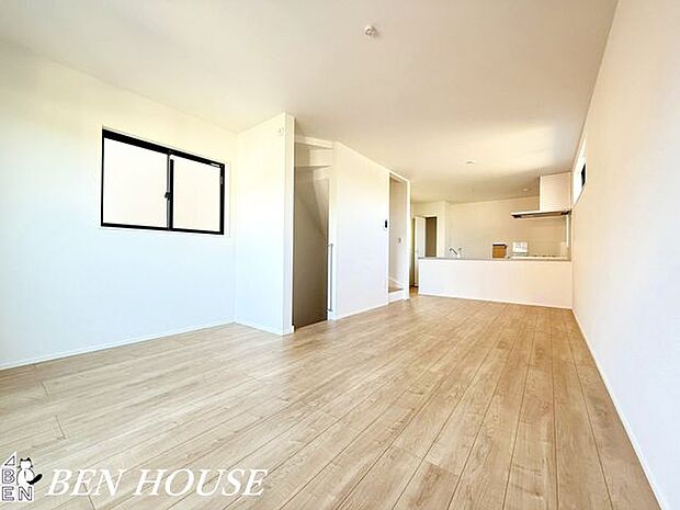 リビング・明るい光が差し込むリビングは家族が自然と集まる心地よい空間。落ち着いた色合いの内装で、リラックスできる空間です。