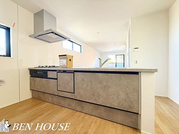 キッチン・お子様の様子を見ながら家事が可能な対面キッチン。広さのあるキッチンで毎日のお料理も楽しく出来ますね。