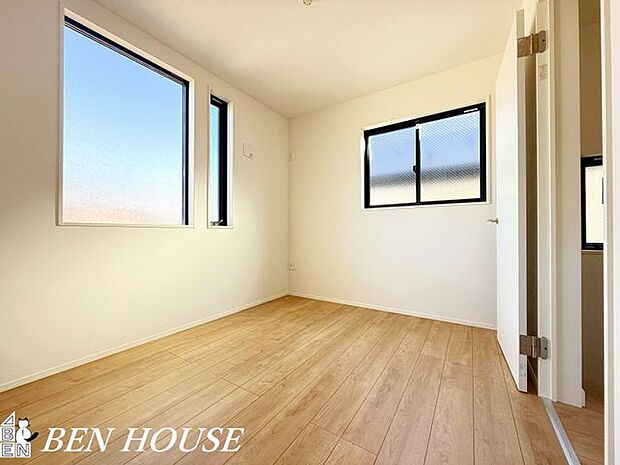 寝室・ゆとりある広さと落ち着いた色調の寝室は、十分な収納と窓からの柔らかな光で朝の支度も快適に、穏やかな眠りを誘う空間です。