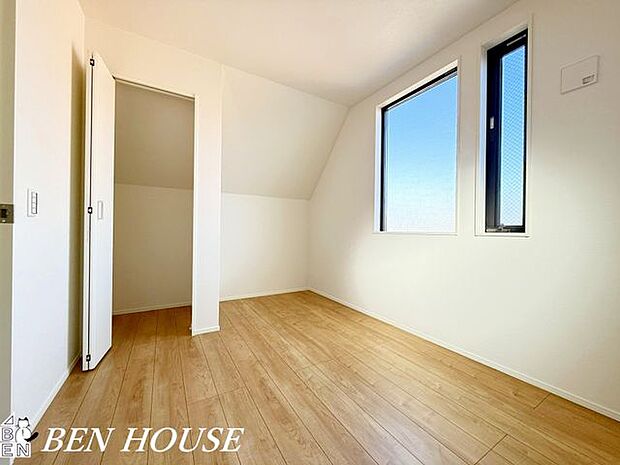 寝室・シンプルで上質な仕上げの寝室は、収納力に優れ荷物も整理しやすく、ゆったりと過ごせるプライベートな安息の場を提供します。