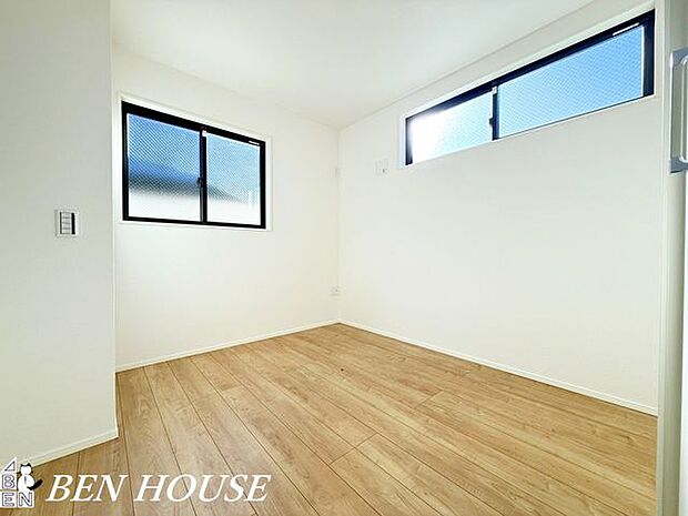 寝室・シンプルで上質な仕上げの寝室は、収納力に優れ荷物も整理しやすく、ゆったりと過ごせるプライベートな安息の場を提供します。