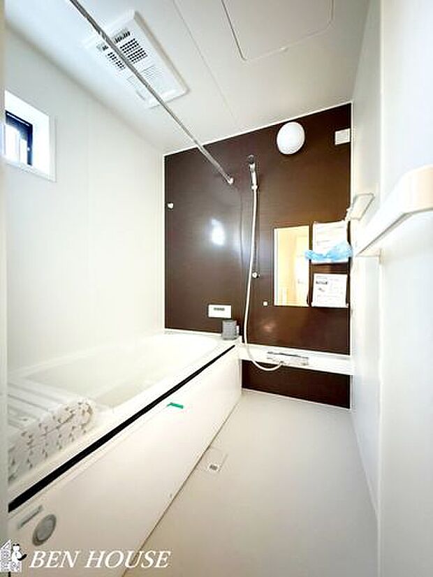 浴室・一日の疲れを癒す広々としたお風呂。脚を伸ばしてゆったりと入浴してリラックスタイムを満喫できるバスルームです。