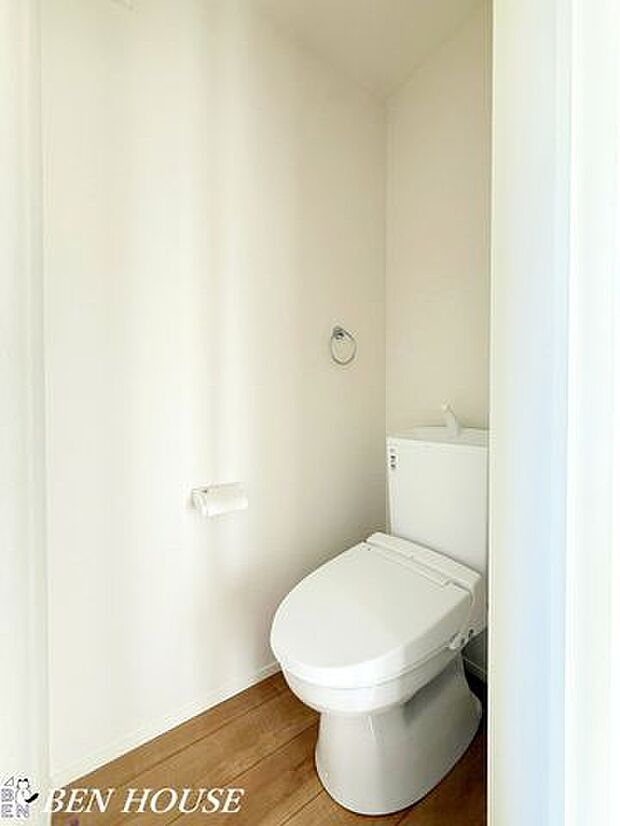 トイレ・温水洗浄便座を備えたトイレで、快適さと清潔さを両立。明るい色調の内装が清潔感を高め、リラックスできる時間を大切にします。