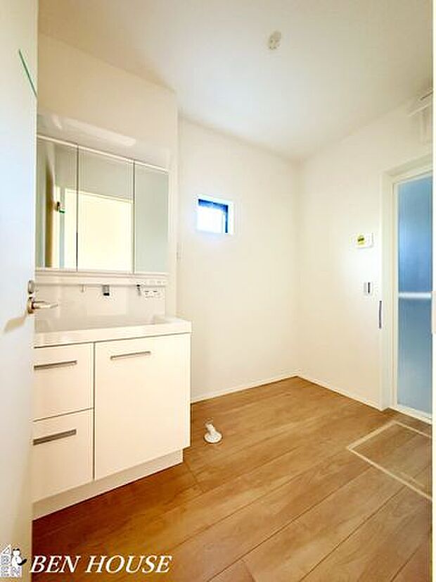 洗面台・収納力に優れた洗面化粧台を備えた洗面所。洗面台と洗濯機の配置に配慮し、家事の負担を軽くする工夫で毎日の暮らしをサポートします。