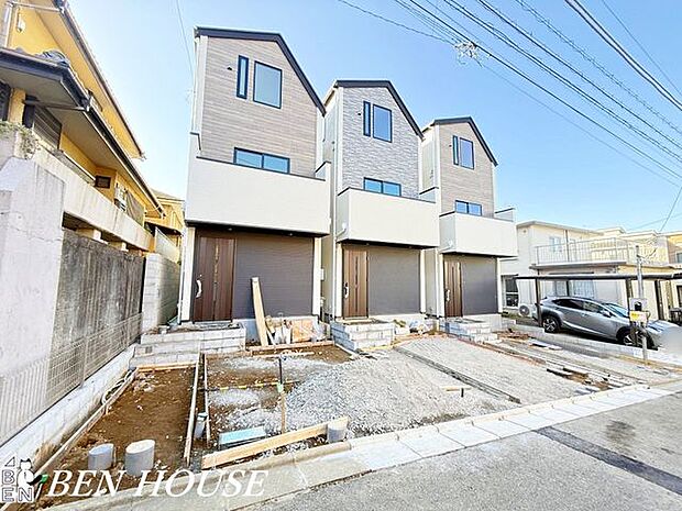 外観・周辺には緑が広がり、季節の移ろいを家族で感じられる穏やかな住環境です。毎日の暮らしに自然のやさしさが寄り添います。