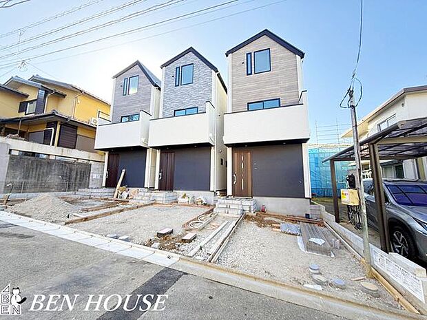 外観・教育環境が充実したエリアで、子育て世帯からも人気の立地です。整った街並みの中で外観が上品に映えます。