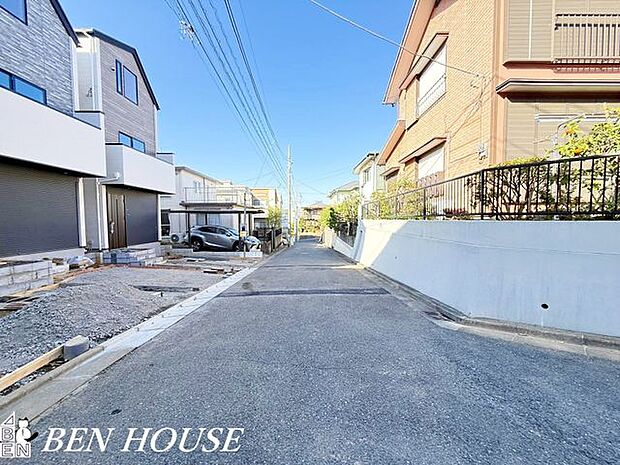 前面道路含む外観・静かな前面道路に面した閑静な住まい。周囲は低層住宅が中心で日当たりや風通しにも恵まれ、ゆったりとした日常が期待できます。