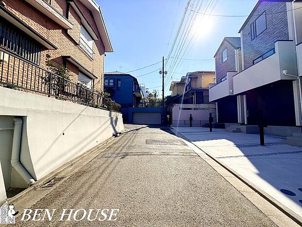 前面道路含む外観・静かな前面道路に面した閑静な住まい。周囲は低層住宅が中心で日当たりや風通しにも恵まれ、ゆったりとした日常が期待できます。