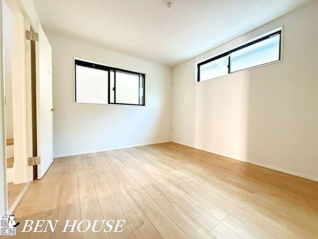 洋室・ワークスペースとしても活用できるゆったりとした洋室。自然光が届きやすく在宅ワークの集中環境としても快適です。