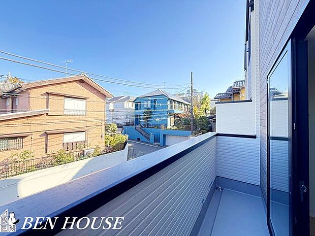 眺望・夕焼けを望むバルコニーは一日の締めくくりに最適。仕事帰りに静かに佇みながら、心がほどける穏やかな時間が流れます。