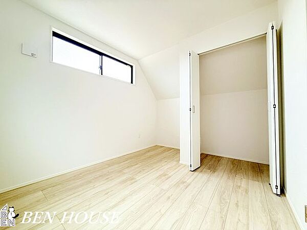寝室・シンプルで上質な仕上げの寝室は、収納力に優れ荷物も整理しやすく、ゆったりと過ごせるプライベートな安息の場を提供します。