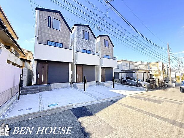 外観・教育環境が充実したエリアで、子育て世帯からも人気の立地です。整った街並みの中で外観が上品に映えます。