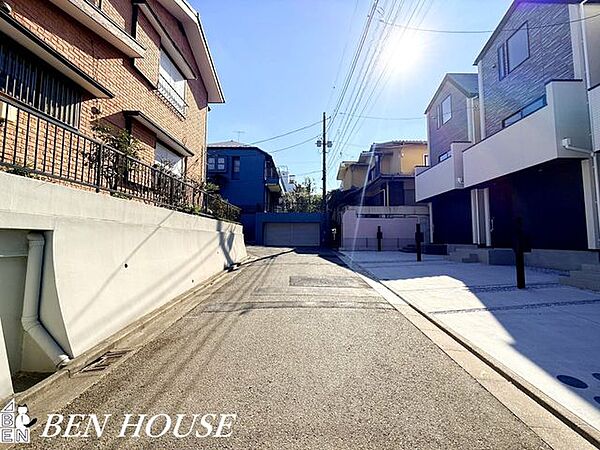 前面道路含む外観・静かな前面道路に面した閑静な住まい。周囲は低層住宅が中心で日当たりや風通しにも恵まれ、ゆったりとした日常が期待できます。