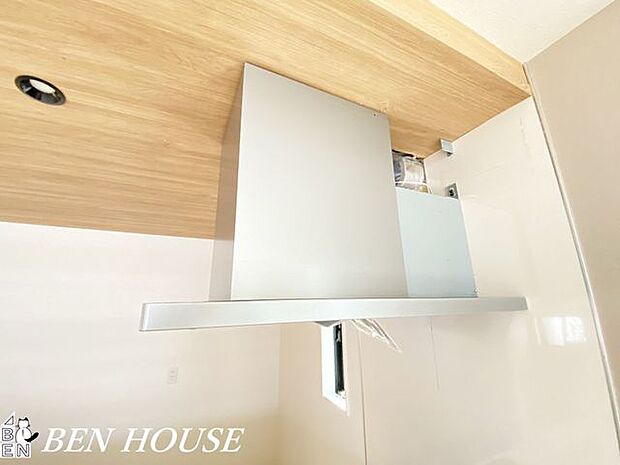 レンジフード(同仕様参考写真)・換気効率に優れたレンジフードで、調理後の空気を素早くリフレッシュ。におい移りが気になりにくく日常が快適になります。