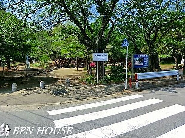 梶ヶ谷第1公園 徒歩6分。樹々に囲まれた気持ちのよい公園です。 430m