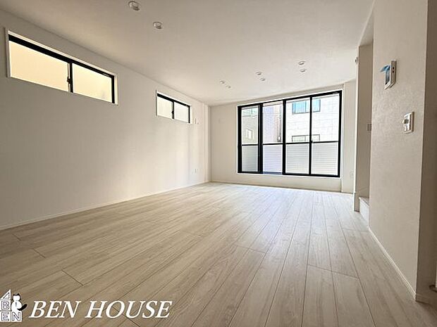 リビング・あたたかみのある照明がほどよく包み込むリビングは、視界に広がる柔らかいトーンが心を静かに整える落ち着いた空間です。