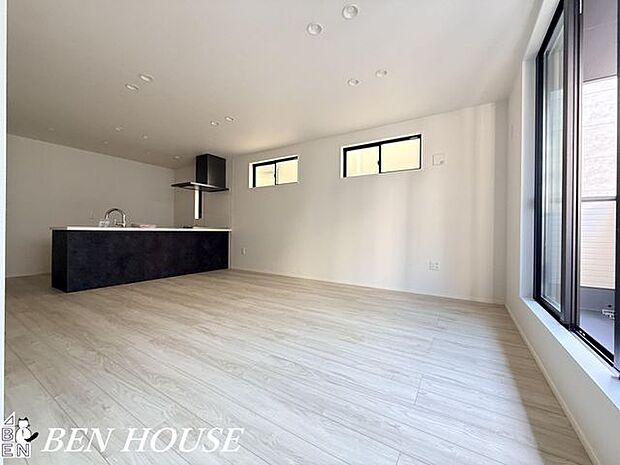 リビング・テレビやソファを置いても余裕のあるリビングは家族が集まってコミュニケーションもとりやすいです。