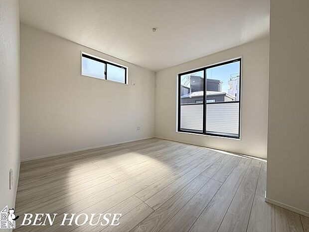 寝室・シンプルで上質な仕上げの寝室は、収納力に優れ荷物も整理しやすく、ゆったりと過ごせるプライベートな安息の場を提供します。