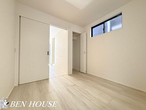 子供部屋・明るく換気しやすい設計で清潔に保ちやすい子ども部屋。お手入れしやすい床材と収納で、親子ともに快適に過ごせます。