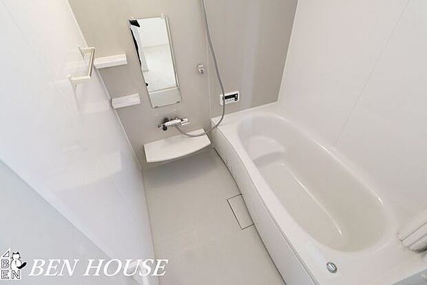 浴室(同仕様参考写真) ・広々バスルームでリラックスタイムを楽しめます。オートバスでお好きな時間に温かいお風呂に入れます。