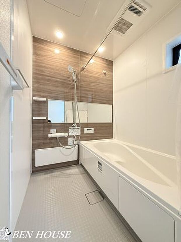 浴室・一日の疲れを癒す広々としたお風呂。脚を伸ばしてゆったりと入浴してリラックスタイムを満喫できるバスルームです。