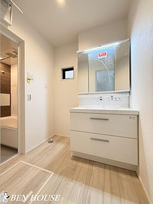 洗面化粧台・収納もたっぷりございますので細かいものが何かと増える洗面室内もスッキリ片付きますね。