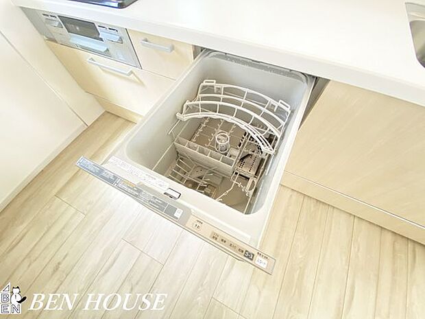 自動食器洗浄乾燥機(同仕様参考写真)・手洗いでは落ちにくい油汚れも高温洗浄でしっかり除去。後片付けの負担を減らし衛生的な食卓を支えます。