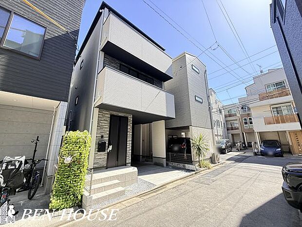 外観・落ち着きのある外観が、周囲の静けさと調和し、暮らしにそっと寄り添います。優しい雰囲気が広がり、訪れる人にも好印象を与える佇まいです。