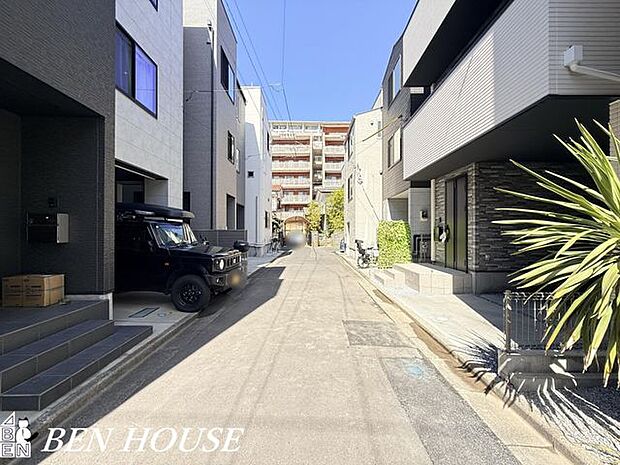 前面道路含む外観・前面道路は落ち着いた道で、徒歩圏に買い物スポットや公園が揃います。安心感と利便性が両立した快適な住環境です。