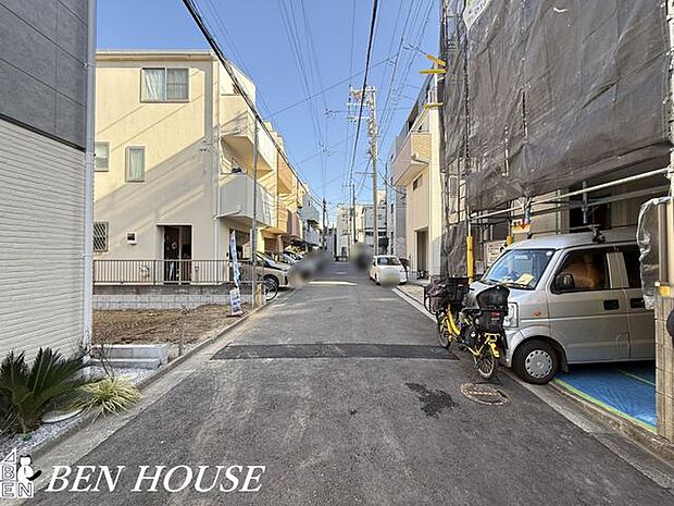 前面道路含む外観・周辺は落ち着いた雰囲気の住宅地です。小さなお子様がいるご家庭も安心です。