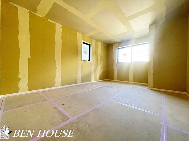 リビング・明るい光が差し込むリビングは家族が自然と集まる心地よい空間。落ち着いた色合いの内装で、リラックスできる空間です。